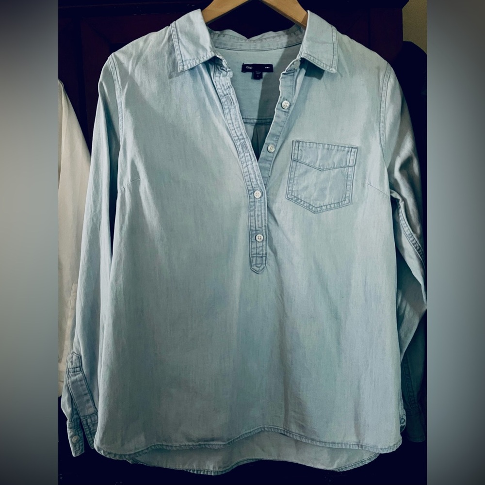 L GAP Denim Chambray Popover Shirt Bleached Light rinse - Picture 2 of 4